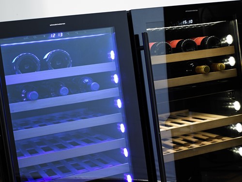Linker wijnkast voorzien van blauwe LED SideLight; de rechter heeft de (standaard) witte LED SideLight ||