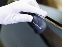 Schreuder&Waterman blank aluminium logo op een Brilliant Black Edition deur || SW Logo - plaatsing