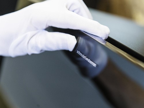Schreuder&Waterman blank aluminium logo op een Brilliant Black Edition deur || SW Logo - plaatsing