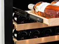 De massief houten wijnlades zijn voorzien van kogelladegeleiders || SW106BT