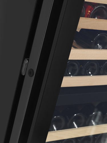 Geïntegreerd slot in de Brilliant Black deur van de Montfort wijnkoelkast || SW300-BB