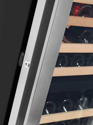 Geïntegreerd slot in de Silver Design deur van de Montfort wijnkoelkast || SW300-SD