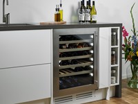 Wijnklimaatkast Chateaudun (Uno) met Silver Design deur, ingebouwd onder een keukenblad || SW46A