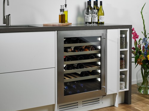 Wijnklimaatkast Chateaudun (Uno) met Silver Design deur, ingebouwd onder een keukenblad || SW46A