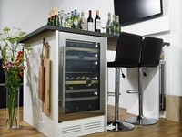 Wijnklimaatkast Chevenon (Duo) met Silver Design deur ingebouwd onder een bar || SW88