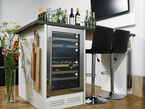Wijnklimaatkast Chevenon (Duo) met Silver Design deur ingebouwd onder een bar || SW88