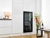 Wijnklimaatkast Lavardin (Uno) met Brilliant Black deur, ingebouwd tussen keukenkasten || SW120