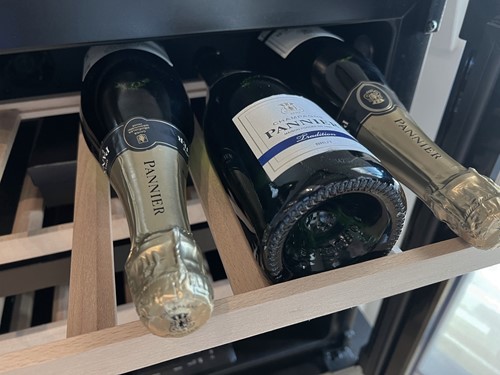 Champagne en Bourgogne flessen passen op de Turenne lades als ze om en om gelegd worden. || SW30B